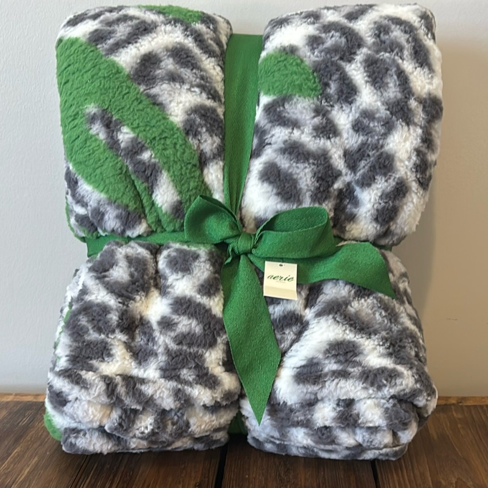 NWT Aerie Sherpa Blanket